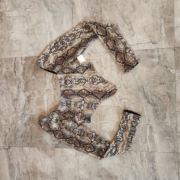 NWT Blanc Snake Skin Sequin Long Sleeve Crop Top Size Small - Picture 1 of 4